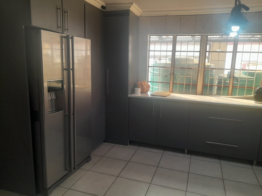 6 Bedroom Property for Sale in Oos Einde North West